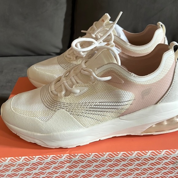 Fabletics Air Bottom Performance Sneaker Size 9.5 - Picture 1 of 4